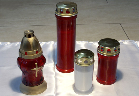 Patru modele de candele, cu corp de plastic injectat si capac din tabla subtire ambutisata